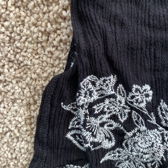 Women’s M, black kimono with white flowers embroidered - Picture 4 of 4